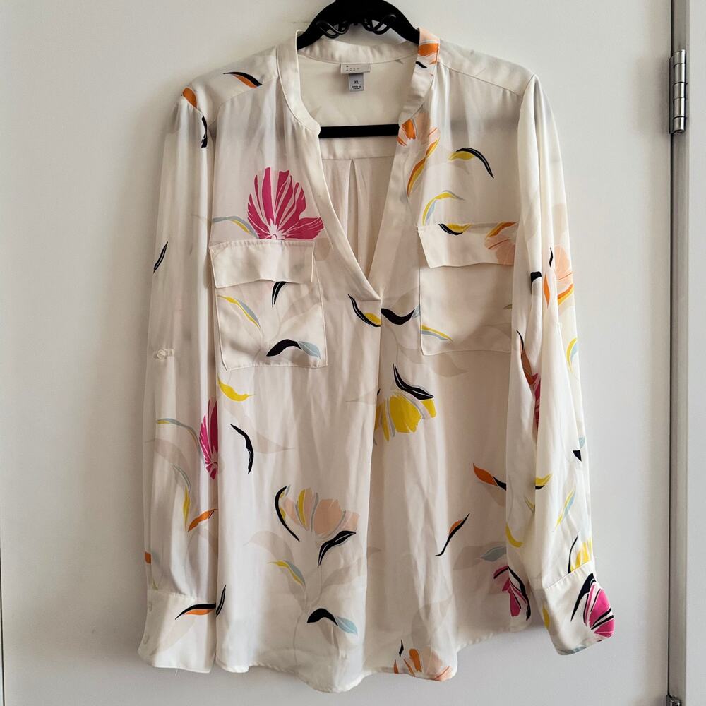 A New Day Top White Round Split Neck Floral Front Pocket Long Sleeve Sz X